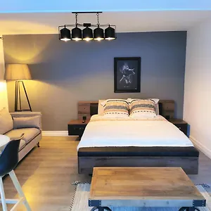 Très Chaleureux Entièrement Refait à Neuf Appartement